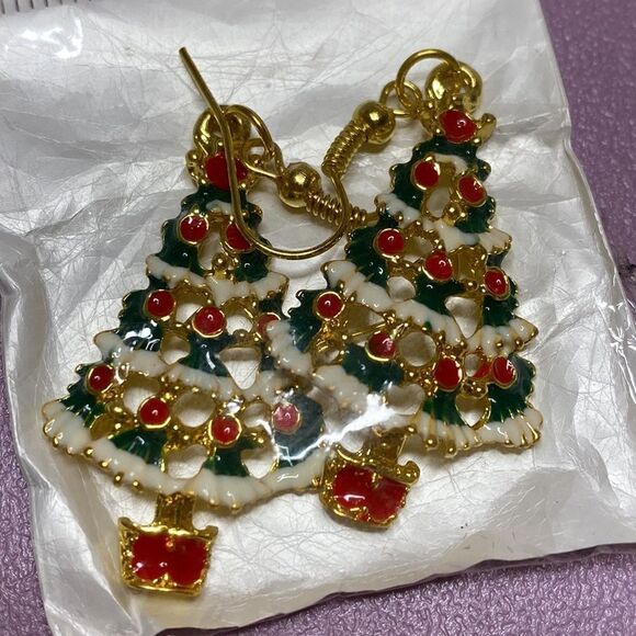 💛 Gold Tone Christmas Tree Hook Earrings - Picture 2 of 4